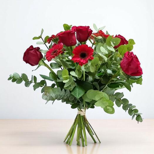 Ramo de Flores San Valentin Rojo – Pasion y Romance en Cada Tallo