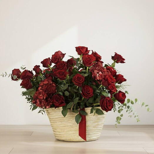 Cesta Romantica de 30 Rosas Rojas y Hortensias Burdeos Premium