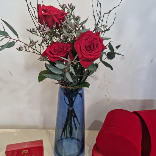 Ramo de 3 rosas rojas + Bombones