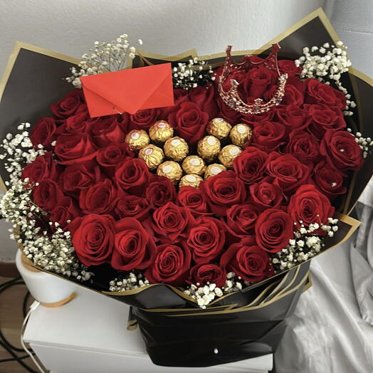 Corazon de 50 rosas-chocolates Ferrero en medio