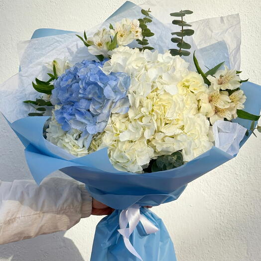 Ramo de alterlemeria y hortensias