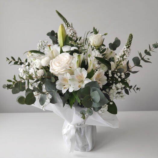 Jarron floral blanco | Ramo de rosas blancas con lirio y alstroemeria