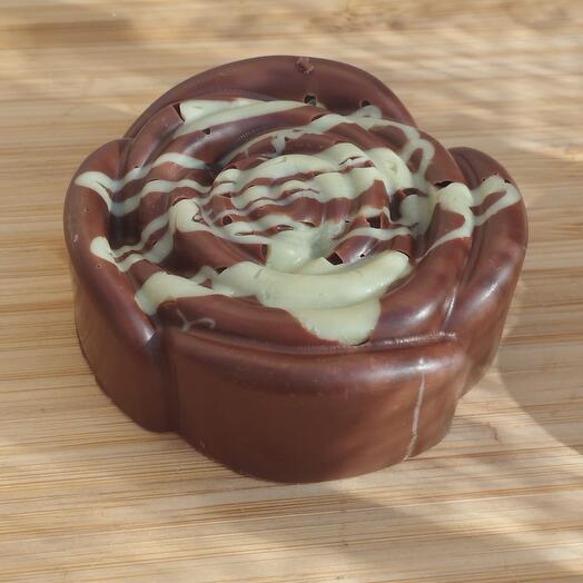 Rosa de chocolate con leche con relleno de pistacho y kataifi