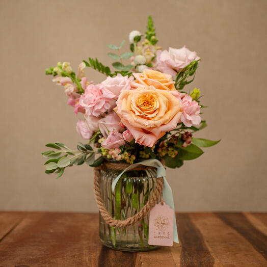 Ваза с подборкой розовых оттенков