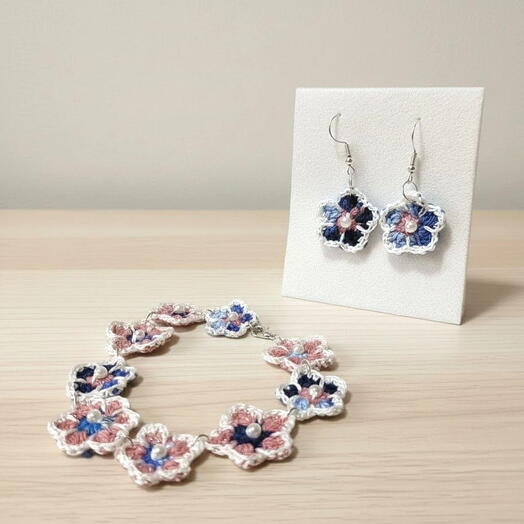 Conjunto de pendientes y pulsera floral, microcrochet con hilo de algodon, en azul i rosa
