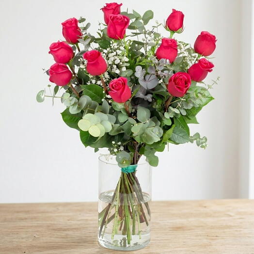 Букет із 11 фуксійних троянд з довгими стеблами