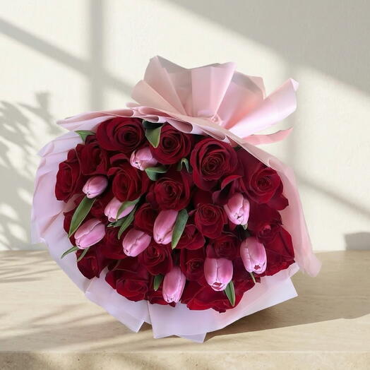 Ramo de rosas rojas con tulipanes rosados – Bouquet romantico elegante para regalo