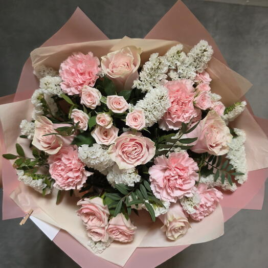 "Eres especial"/Ramo de rosas, rosas spray, claveles y estatice