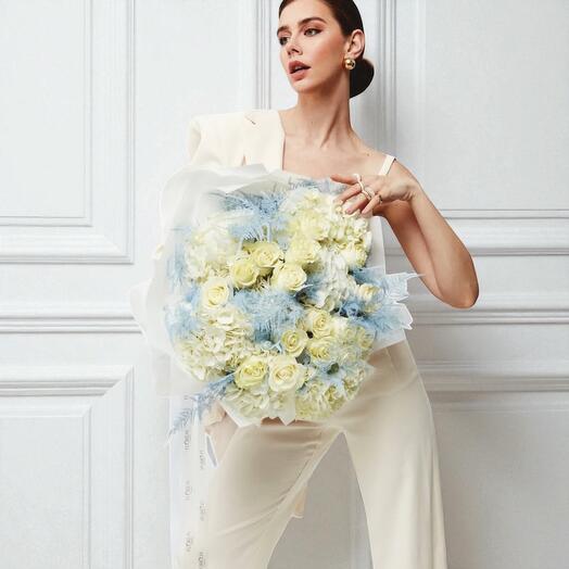 Bouquet élégant blanc et bleu avec des roses et des hortensias – Bouquet de luxe pour mariage et événements
