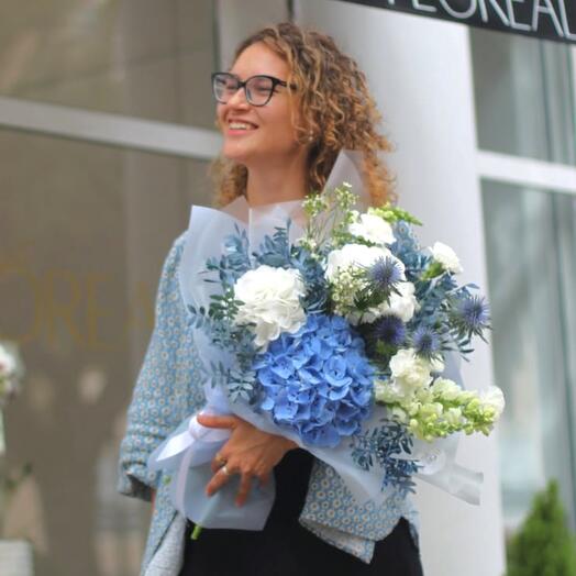 Ramo elegante de hortensias azules y flores blancas – Arreglo floral fresco y sofisticado