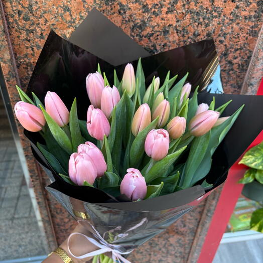 Ramo 21 tulipanes