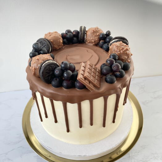 Tarta con chorretes de chocolate y arandanos