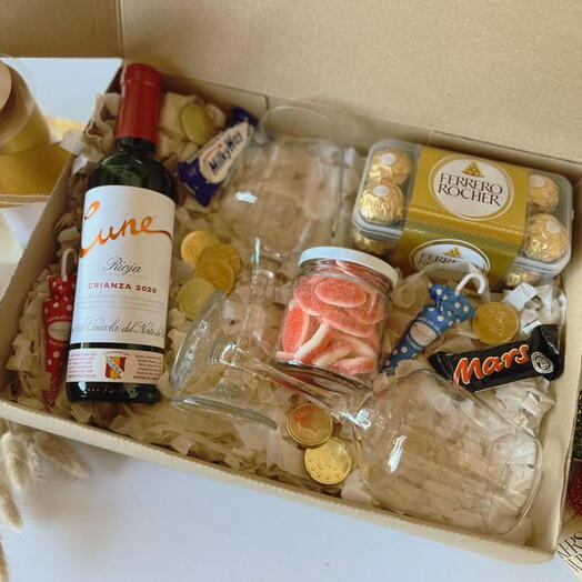 Caja Regalo Gourmet RED 2 con Vino Tinto, Bombones Ferrero y Golosinas