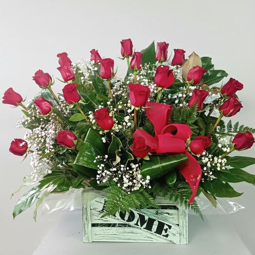 Cesta con 24 rosas