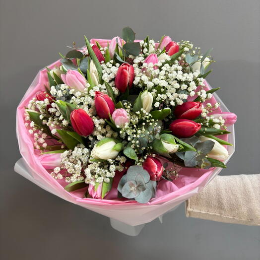 Ramo de 35 tulipanes mix con arreglo
