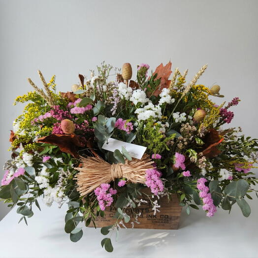 Cesta flores silvestres con flores mixtas y trigo