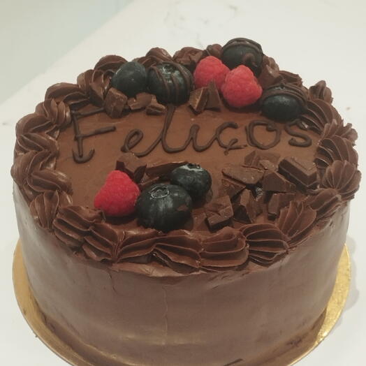 Tarta de chocolate con crema blanca de queso y nata