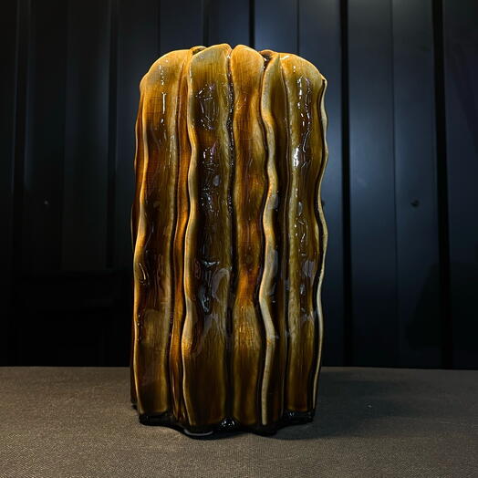 Jarron  de ceramica con agujeros marron