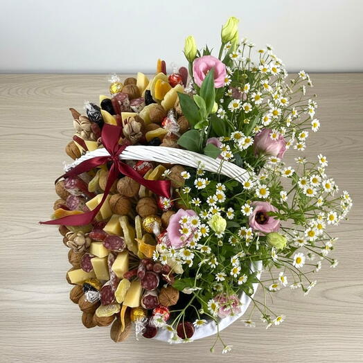 Cesta quesos, embutidos y flores