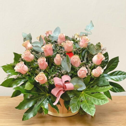 Cesta con 18 rosas rosa