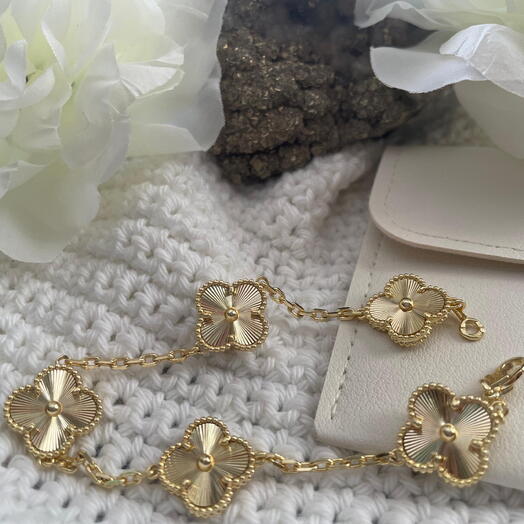 Brazalete de trebol dorado