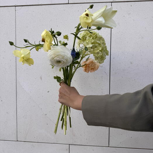 Creamy Dream bouquets with spring flowers