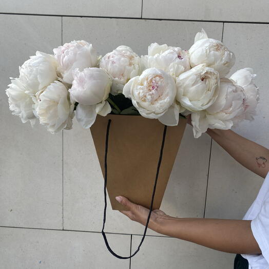 15 White Peonies in a Box – Elegance for Mother's Day