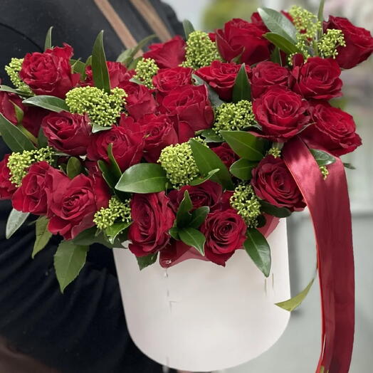 33 rosas rojas y skimmia