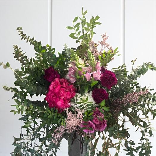 Ramo Basico de Autor con Hortensia, Claveles y Rosa – Arreglo Floral Elegante