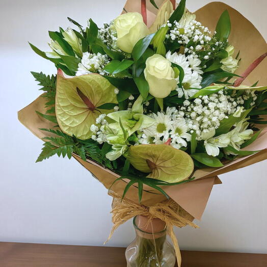 Ramo variado de flor de temporada y rosas blancas