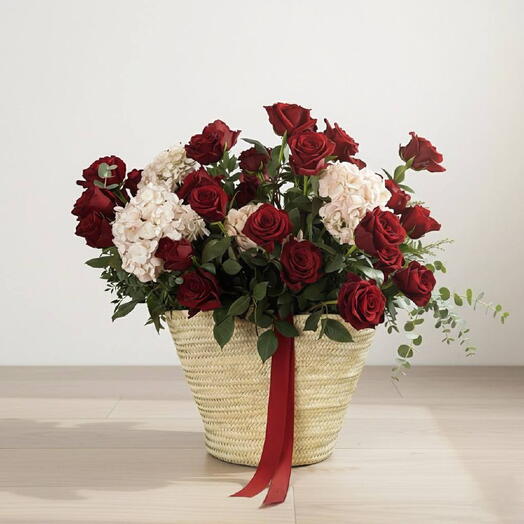 Cesta Gigante de 45 Rosas Rojas y 5 Hortensias Rosadas Deluxe
