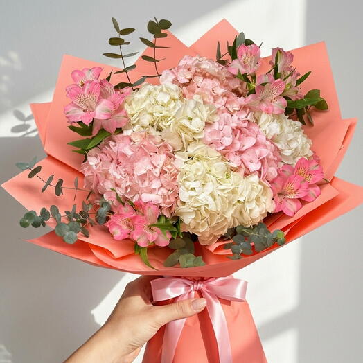 Bouquet Élégant d'Hortensias et d'Alstroemères – Bouquet Floral Rose avec Eucalyptus