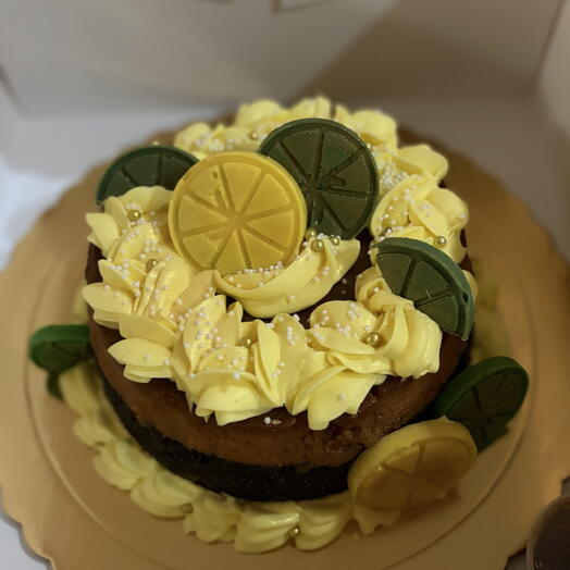 Chocoflan decorado con merengue suizo y limon hecho en chocolate blanco