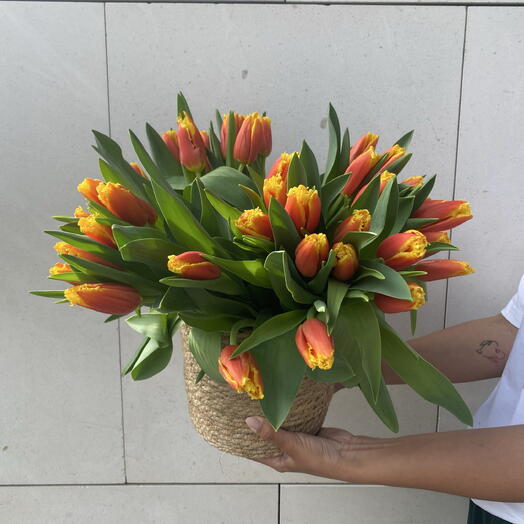 Cesta con 33 tulipanes para el dia de la madre