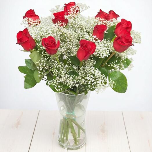 Ramo de Rosas Rojas de Tallo Largo con Paniculata – Elegancia y Pasion de Artifresia Floristas