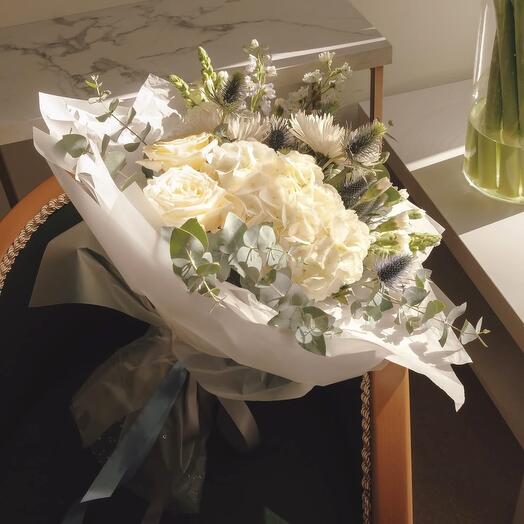 Ramo elegante de rosas blancas y hortensias – Bouquet de lujo Floreal Valencia