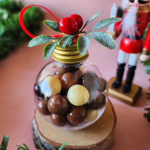 Colgante esfera rellena de cereales de chocolate