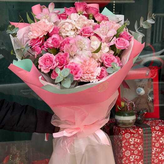 Ramo de hortensias rosas, clavel rosa, alstroemeria