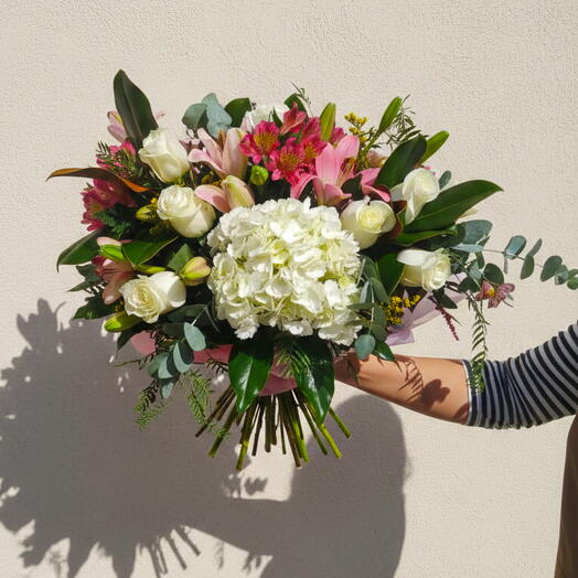 Ramo romantico con hortensia y lirios rosados