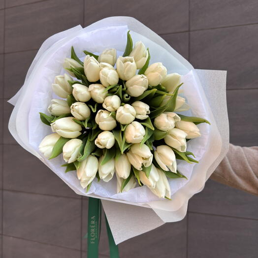 35 White tulips