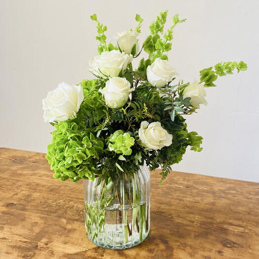 Composition roses blanches et hortensias