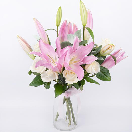 Ramo de lirios y rosas