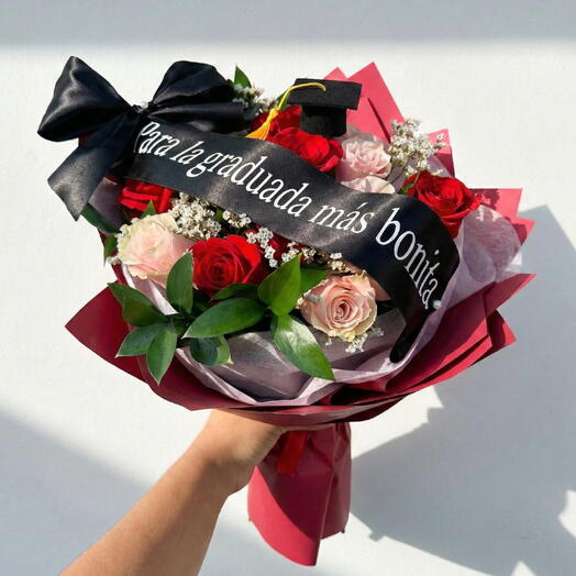 Graduation Bouquet with Roses, Graduation Cap and Personalized Ribbon – Floral Gift for Graduates