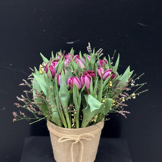 Composicion de 31 tulipanes lilas