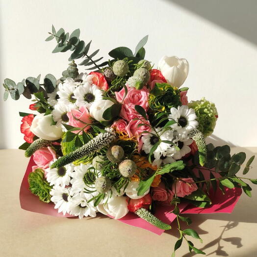 Varilina Bouquet – Assorted bouquet of fresh flowers with tulips, ranunculus, daisies and roses