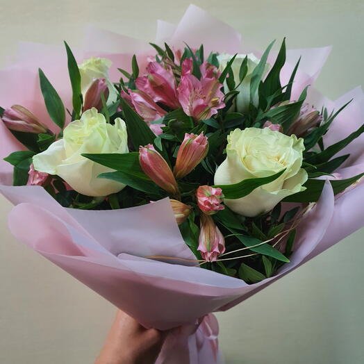 Ramo de rosas y alstroemerias en tonos púrpura y rosa