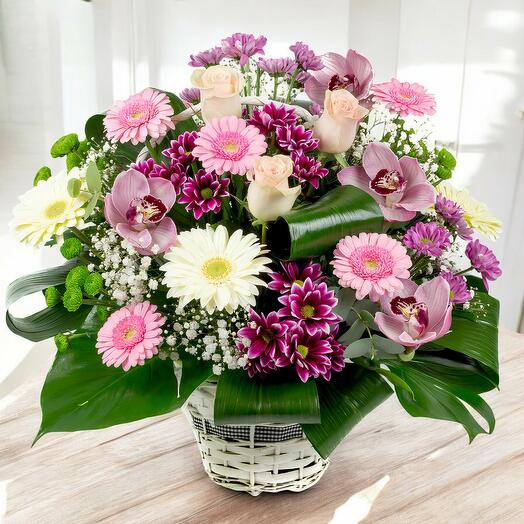 Цветочная сладость в корзине