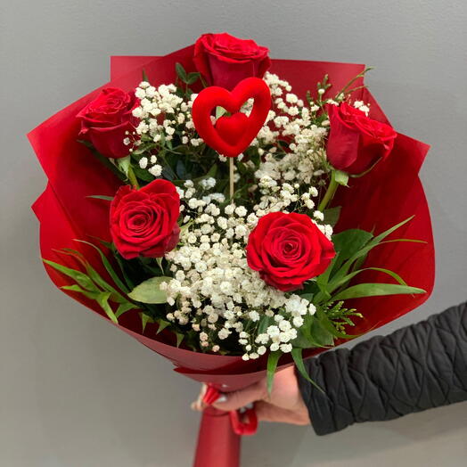 5 rosas rojas con arreglo