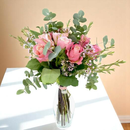 Doce rosas rosas arregladas