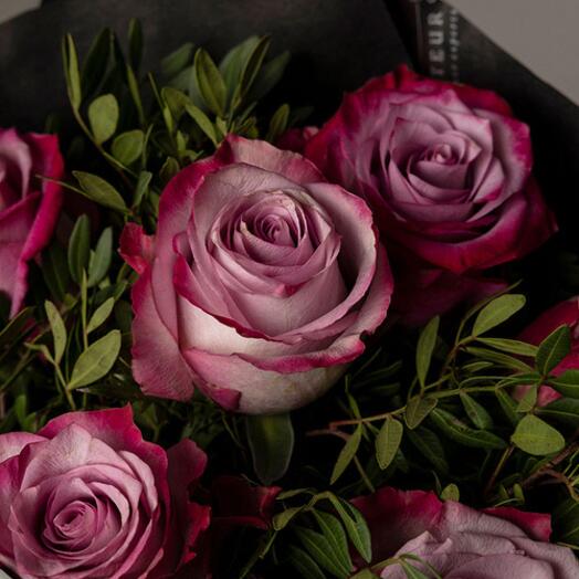 Ramo de 12 rosas rojas con verde